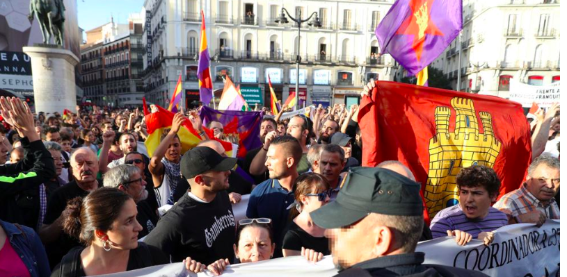 VilaWeb's tweet card. Sis joves madrilenys que es van manifestar a favor del referèndum del Primer d'Octubre afronten anys de presó.