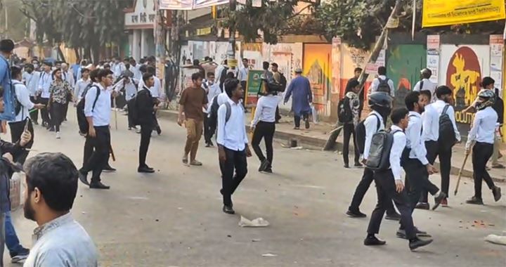 Tahasin13's tweet card. পাল্টাপাল্টি সংঘর্ষের দেড় ঘণ্টা পর তাঁরা সড়ক ছেড়ে দিয়েছেন। দুই কলেজের শিক্ষক ও পুলিশ কর্মকর্তাদের মধ্যস্থতায় শিক্ষার্থীরা সড়ক ছাড়েন তাঁরা।