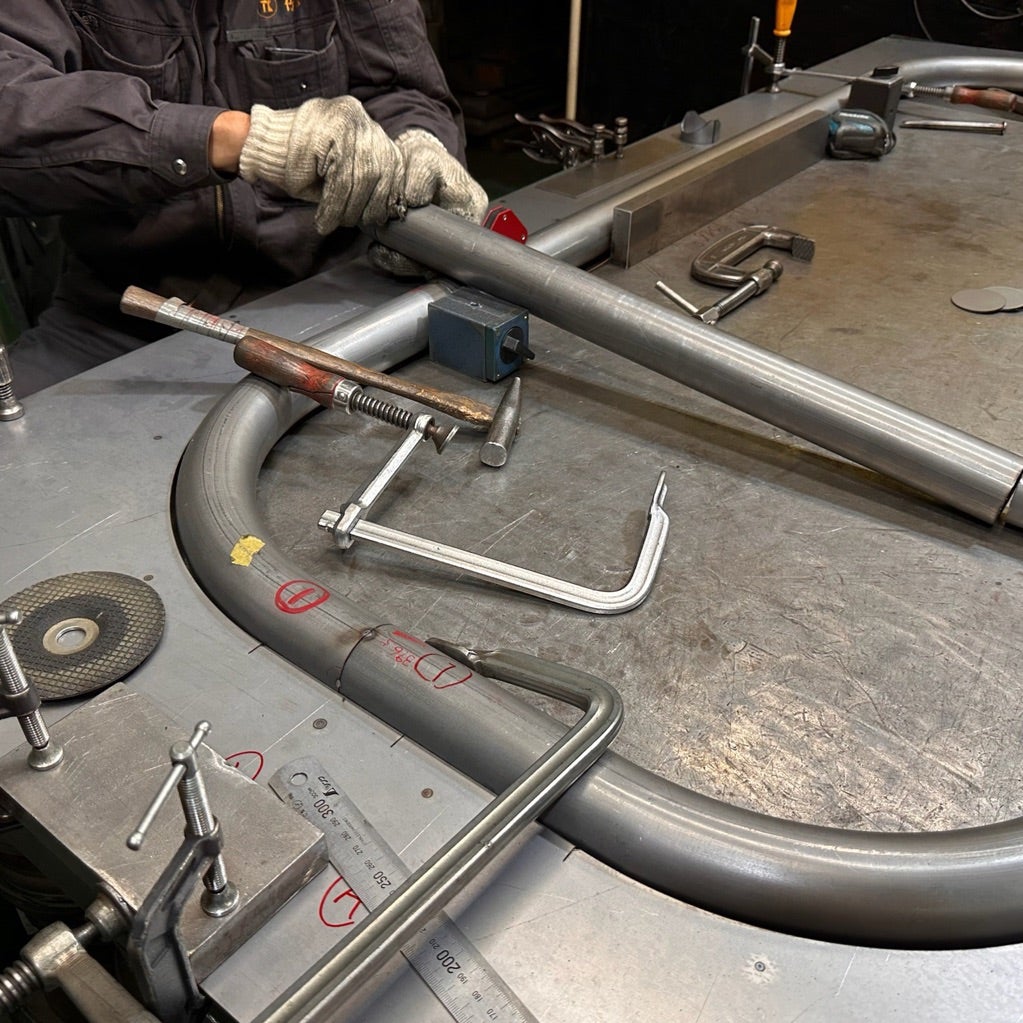 mcckayo's tweet card. ここ2日ほどは現場に入ってました。毎月オーダー頂く、パイプの旋盤加工。グラスファイバーの加工です。結構手強いやつで5ロット目くらいでようやく掴めてきました。加…