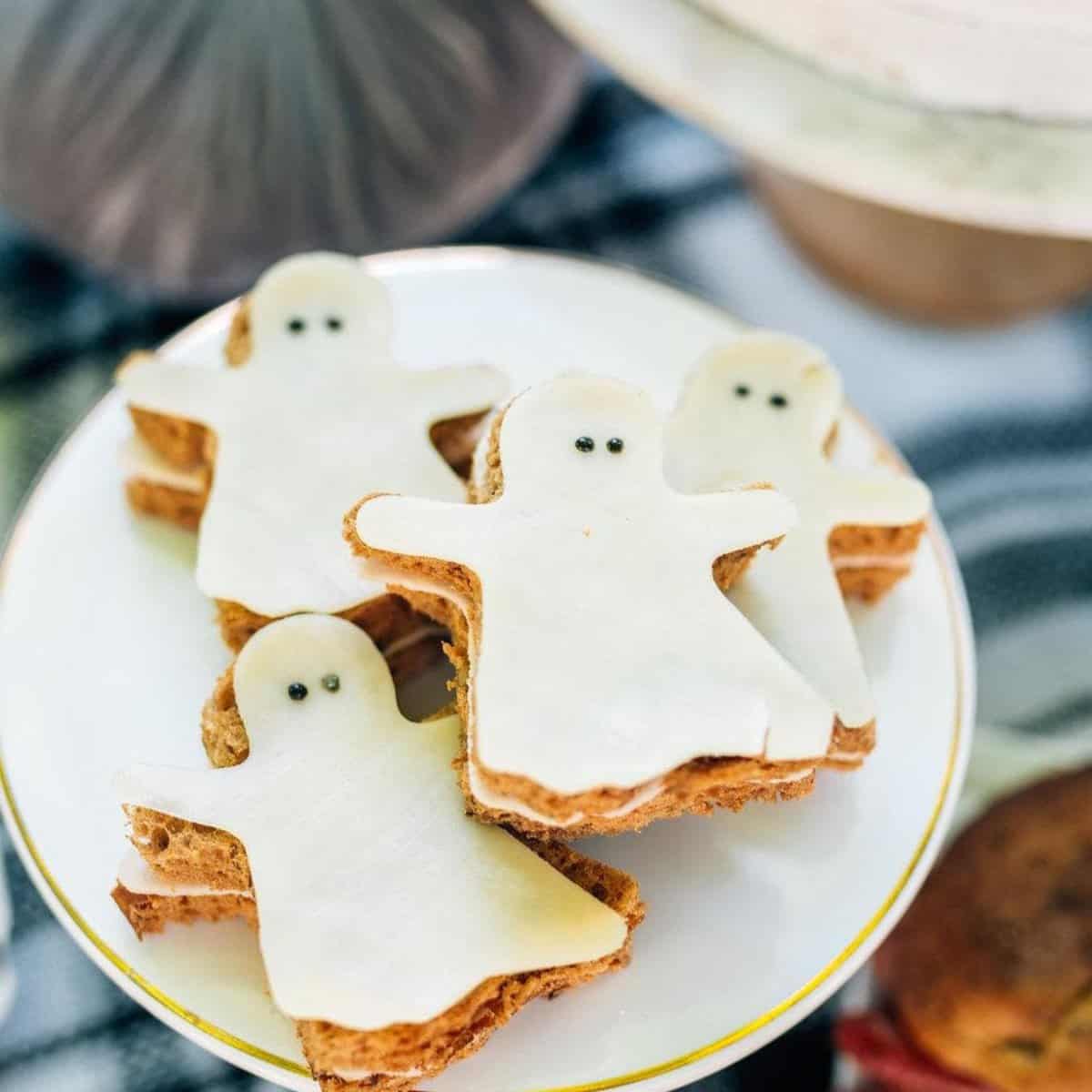 EByzio's tweet card. Serve up these Halloween sandwiches at your spooky backyard party with a few friends for some fun during October. Everyone will love the ghost sandwich, creepy snake sandwich and even the witches...