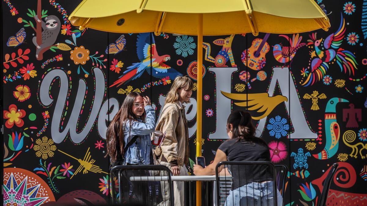 cynthiawaaang's tweet card. A ranking of California colleges based on economic mobility for low- and moderate-income students puts institutions such as UCLA and Stanford outside the top 25.