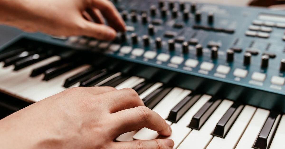 t_mue_needs__'s tweet card. 12歳の小野貴光が、TMネットワークそして小室哲哉と運命的な出会いを果たす｜作曲という名の戦場｜小野貴光