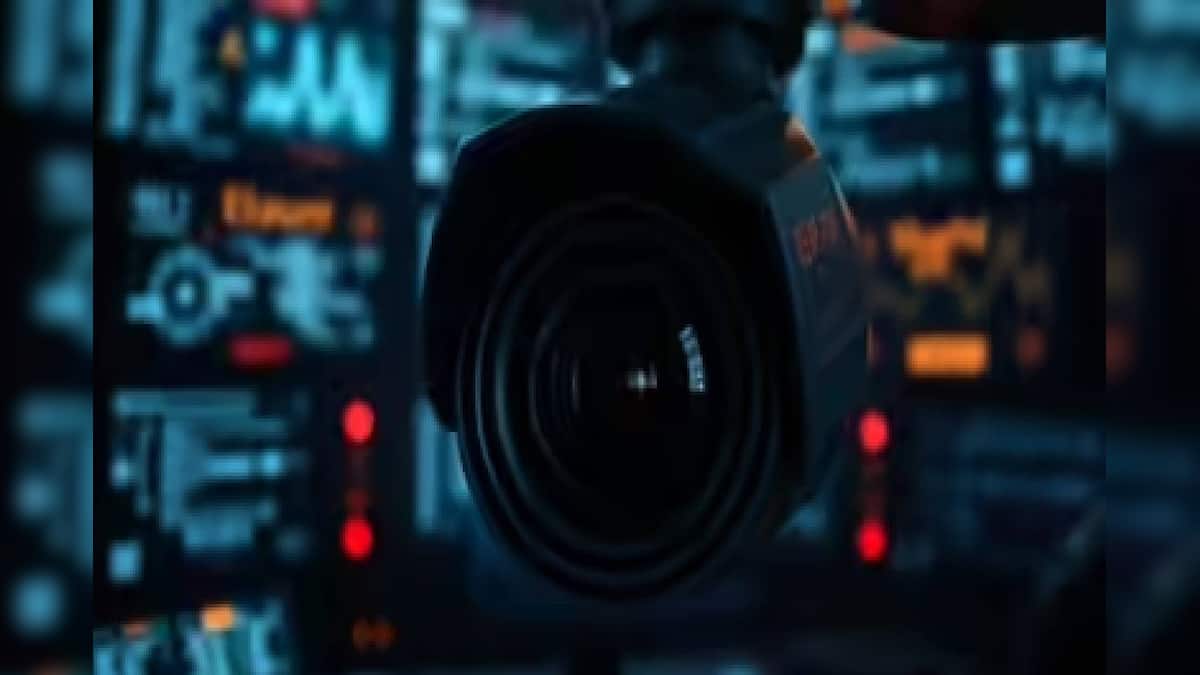 News18Kerala's tweet card. കാമുകന്റെ നിർദേശപ്രകാരമാണ് യുവതി ഹോസ്റ്റൽ മുറിയിലെ കുളിമുറിയിൽ ഒളിക്യാമറ സ്ഥാപിച്ചത്