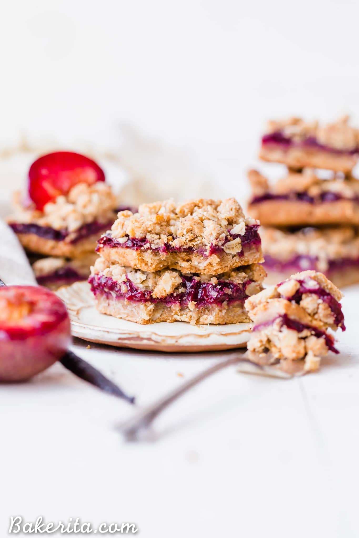 Paperblog's tweet card. Plum Crumble Bars have an oatmeal crust & crumble topping that's filled with an easy plum jam. These simple bars are gluten-free & vegan.