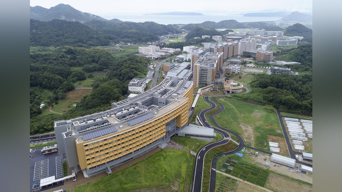 enodon's tweet card. 【読売新聞】　授業料を値上げする国立大が相次ぐ中、九州大の石橋達朗学長は５日の定例記者会見で、同大での値上げについて「検討せざるを得ない」と述べた。 国立大の授業料は、文部科学省が定める標準額（５３万５８００円）から最大２割増額でき