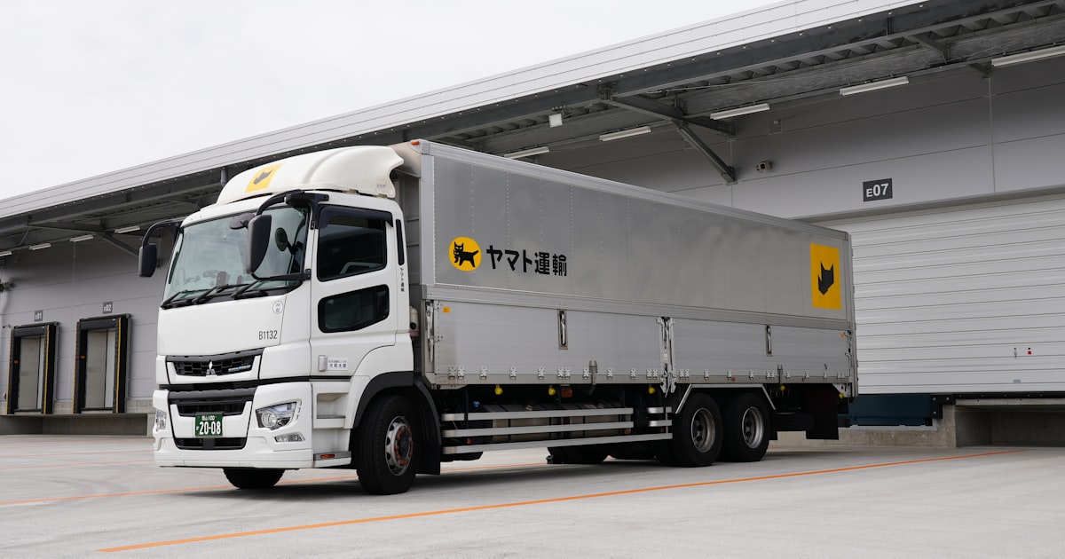 taka7864's tweet card. ヤマト運輸は13日、2027年からの5年間でベトナム人運転手を最大500人ほど採用すると発表した。現地企業と協力し、日本とベトナムの双方で日本語や安全運転の技術を指南する。同社の拠点間の長距離輸送を担う。長距離輸送の運転手は高齢化による人手不足が課題となっている。12日に、ベトナムのIT最大手FPTの日本法人とベトナム人運転手に関する協業で合意した。FPTは同国で教育機関を運営しており日本でも