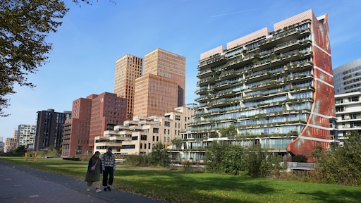 m_nieuwenhuis's tweet card. Door hoge huren en een mager aanbod aan huurwoningen, kopen buitenlanders - waaronder expats - steeds vaker een woning in Nederland. Vooral in de regio's Den Haag, Eindhoven en Amsterdam drukken ze...