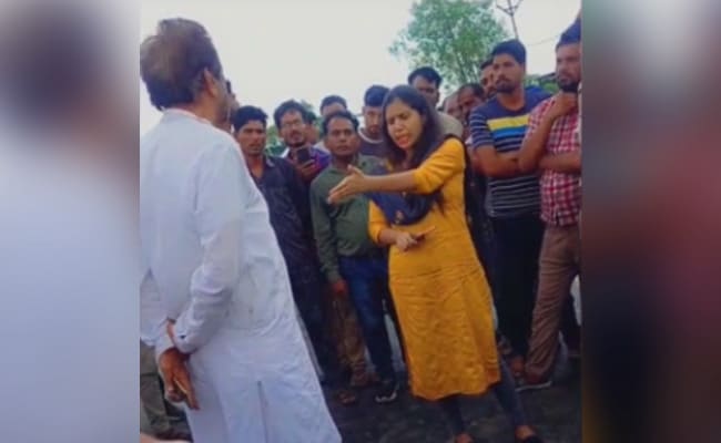 ndtvindia's tweet card. बड़नगर के ग्राम बंग्रेड में मेन चौराहे पर पुलिया पर पानी जमा हो गया था और यह पानी लोगों के घरों में घुस रहा था. SDM निधि सिंह को इसकी शिकायत मिली थी जिसके बाद वे दल बल के साथ पहुंचीं और जेसीबी की...