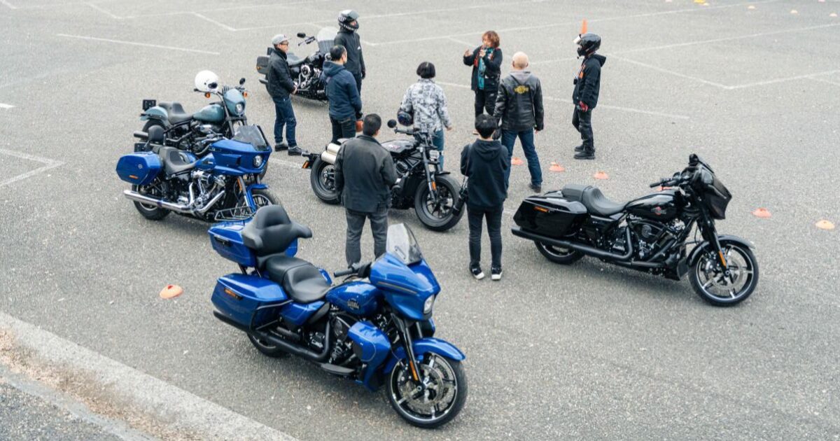 motoconnectweb's tweet card. ハーレーダビッドソン ジャパン株式会社は、ハーレーが世界各国で展開中の公式１DAY ライディング レッスン「スキルライダー トレーニング」について、11 月 14 日より順次日本国内でもハーレーダビッドソン正規ディーラーを通じて提供いたします＊１。レッスンは 1 日約 5 時間をめやすとして、受講料は