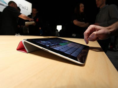 EventEguide's tweet card. No Apps, No Sale: iPad 2 Vs. Motorola Xoom Vs. RIM Playbook Vs. HP TouchPad