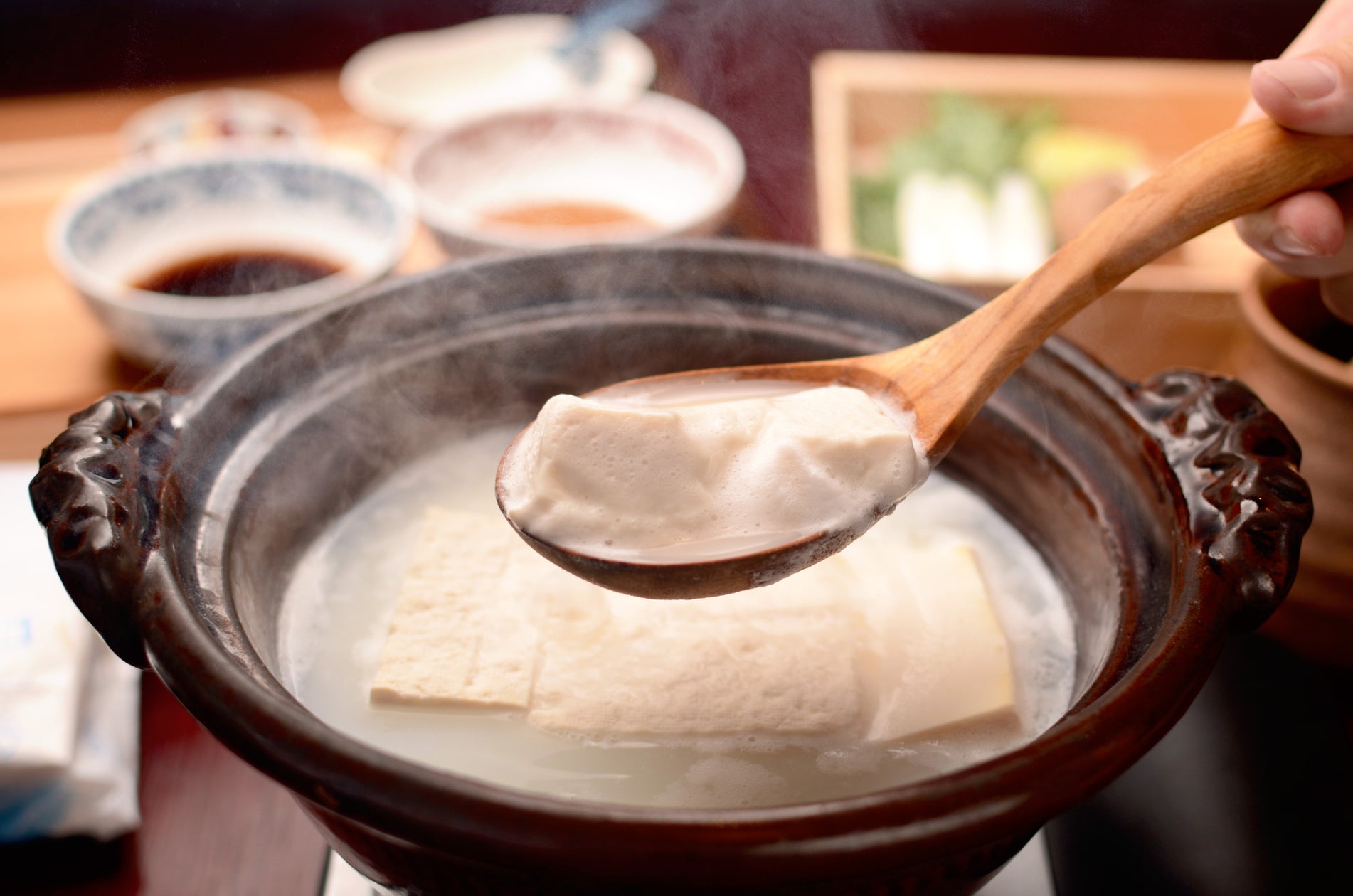 JSFOOD's tweet card. 株式会社JSフードシステムのプレスリリース（2025年10月3日 10時00分）人気温泉地 箱根・仙石原にて、とろける食感の「温泉湯豆腐」と「箱根峠の釜めし」を提供する「箱根とうふ茶屋 八十八（やそはち）」が2025年10月6日にオープン。