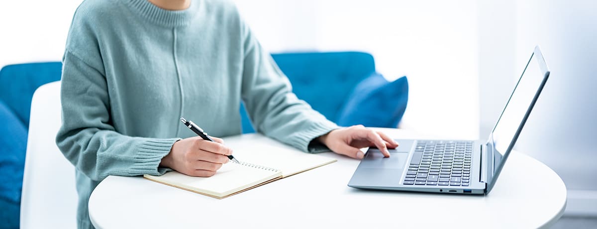 kusuri_jusnet's tweet card. 経理職の転職で最も難しい「なぜこの会社を選んだのか」という質問への答え方を徹底解説。業務内容が似通う経理だからこそ差別化が重要です。採用担当者の心を掴む志望動機の組み立て方から、そのまま使える具体的な例文まで、実践的なノウハウをお伝えします。