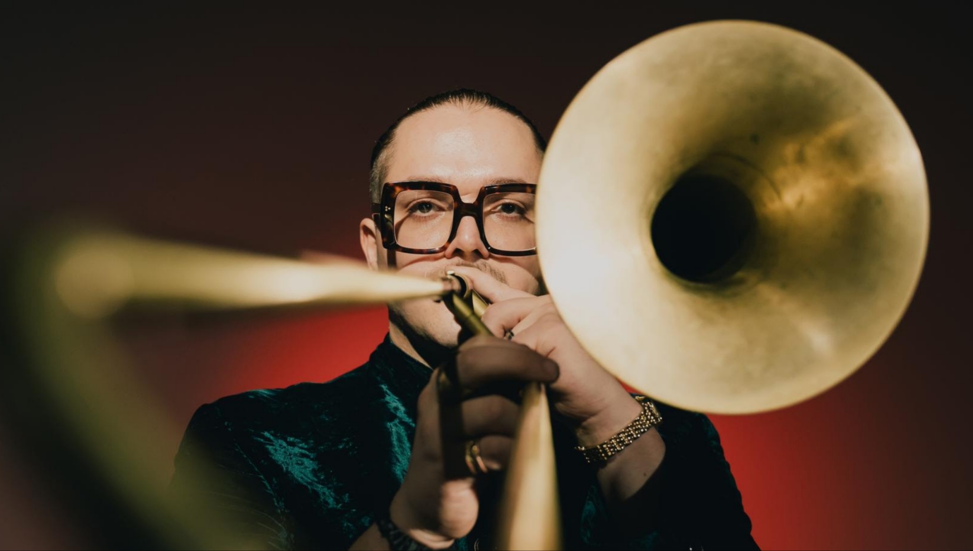 MaestroPrego's tweet card. Il trombonista Matteo Paggi prosegue il tour di “Giraffe”, album che unisce jazz, sperimentazione e atmosfere evocative. Nuove date tra festival e club.