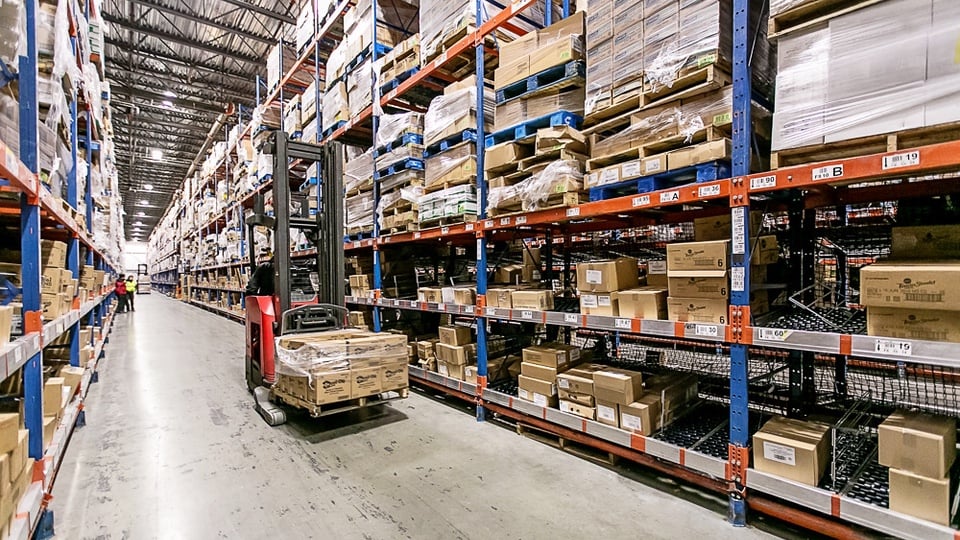 UNEX's tweet card. Optimize 3PL warehouse efficiency with carton flow systems to increase picking speed, improve accuracy, and enhance storage density.