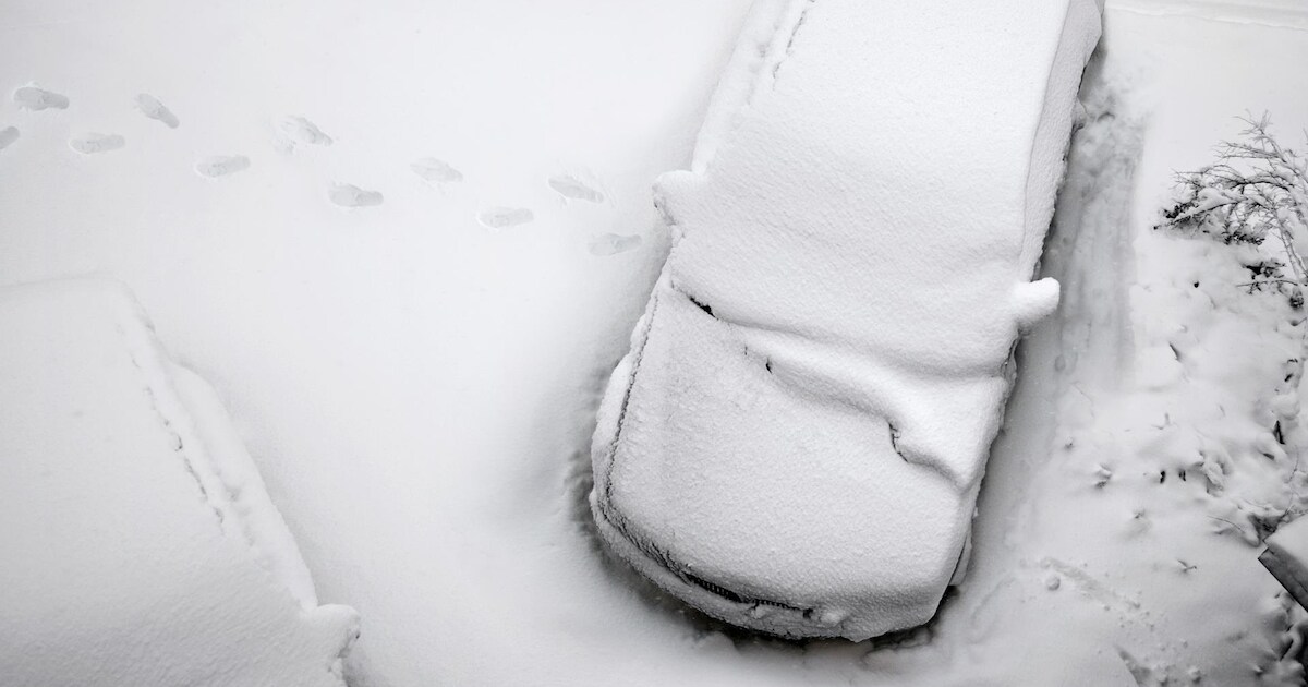 DeGelderlander's tweet card. Waarom je brandstoftank tijdens koud weer altijd ten minste halfvol moeten zijn? Om te voorkomen dat de brandstofleidingen ‘s nachts bevriezen.