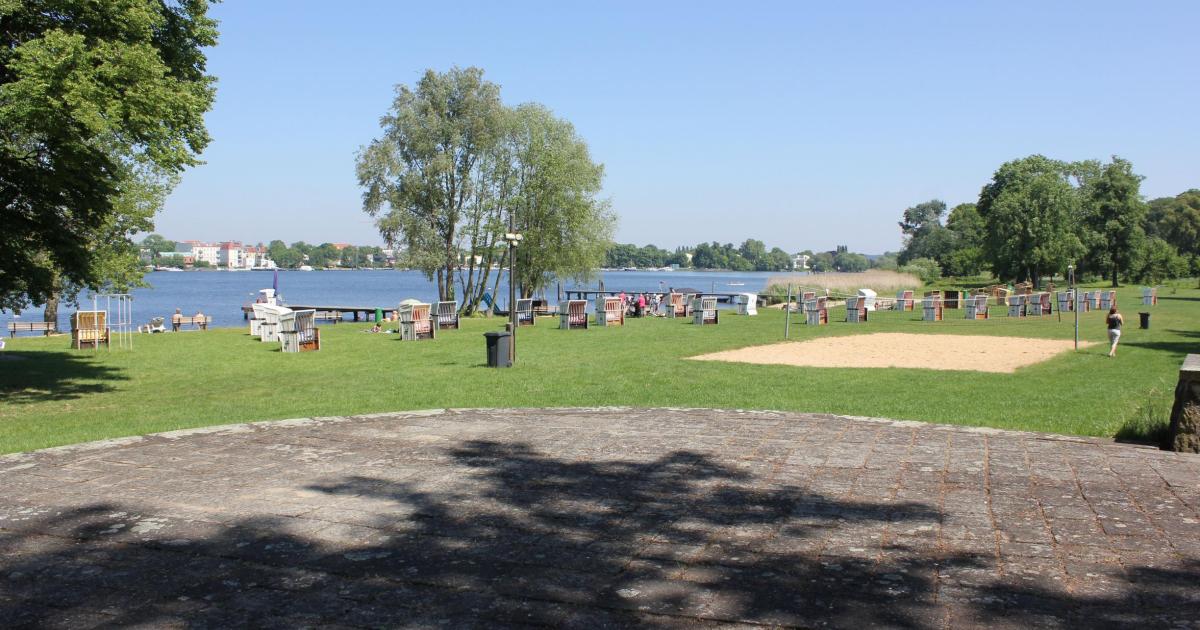 LH_Potsdam's tweet card. 110 | Vorbereitungen zur Badesaison 2022 laufen