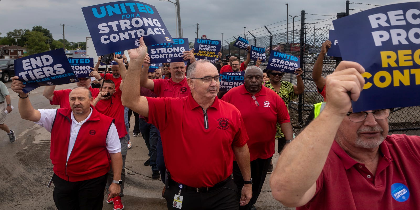 CtrlAltComputer's tweet card. UAW members hoisted signs and chanted in a practice picket near a Detroit assembly plant as talks continue with Ford, General Motors and Stellantis.