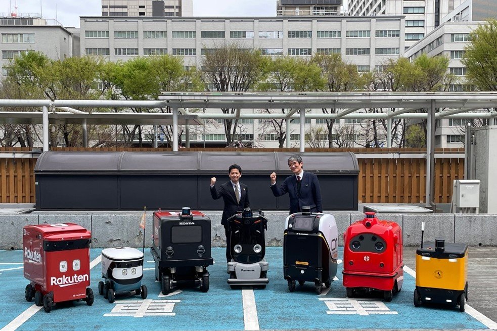 DFyamashita's tweet card. 4月1日に施行される改正道路交通法により、自動配送ロボットが公道を走行できるようになる。ロボットには歩行者とほぼ同じ交通ルールが適用される。