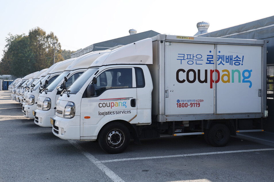 t_ransborder's tweet card. 새벽 2시 배송 트럭 몰다 사고… 사망 직전 일주일 동안 주 83.4시간 일해