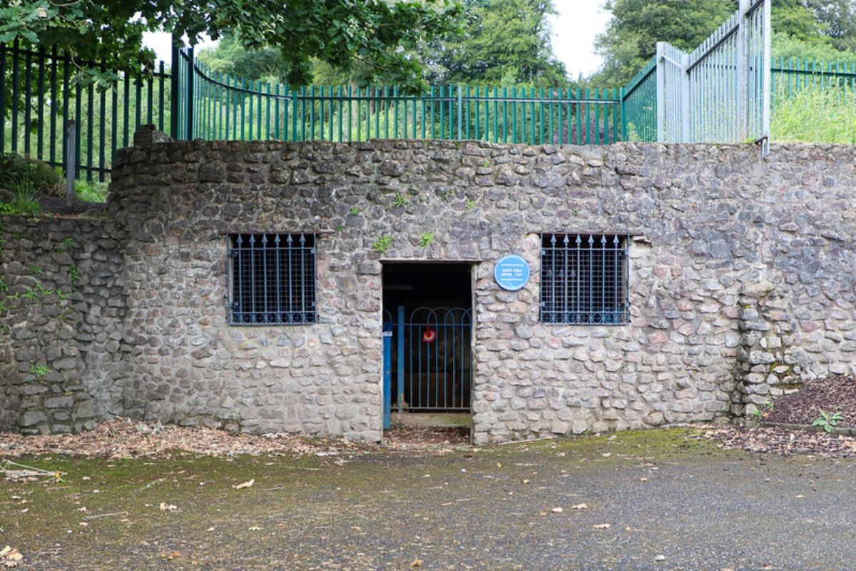 unlocknetzero's tweet card. Kensa fit renewable heat source system in natural thermal spring in Wales