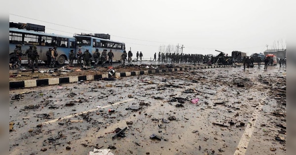 ZeeNews's tweet card. ये हमला उरी से भी बड़ा बताया जा रहा है. क्‍योंकि इसमें शहीद होने वाले सैन‍िकों की संख्‍या लगातार बढ़ रही है. यह आतंकी हमला पुलवामा जिले के अवंतीपोरा के गोरीपोरा इलाके में हुआ.