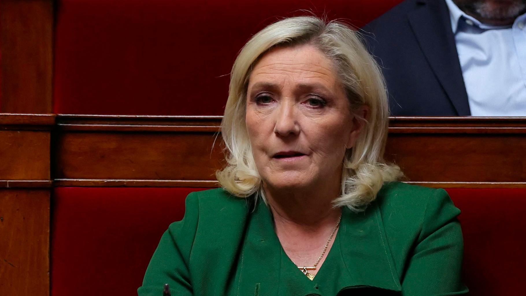 LeHuffPost's tweet card. Après ses critiques, la gauche et la macronie ont rappelé Marine Le Pen à ses accointances avec le président américain.