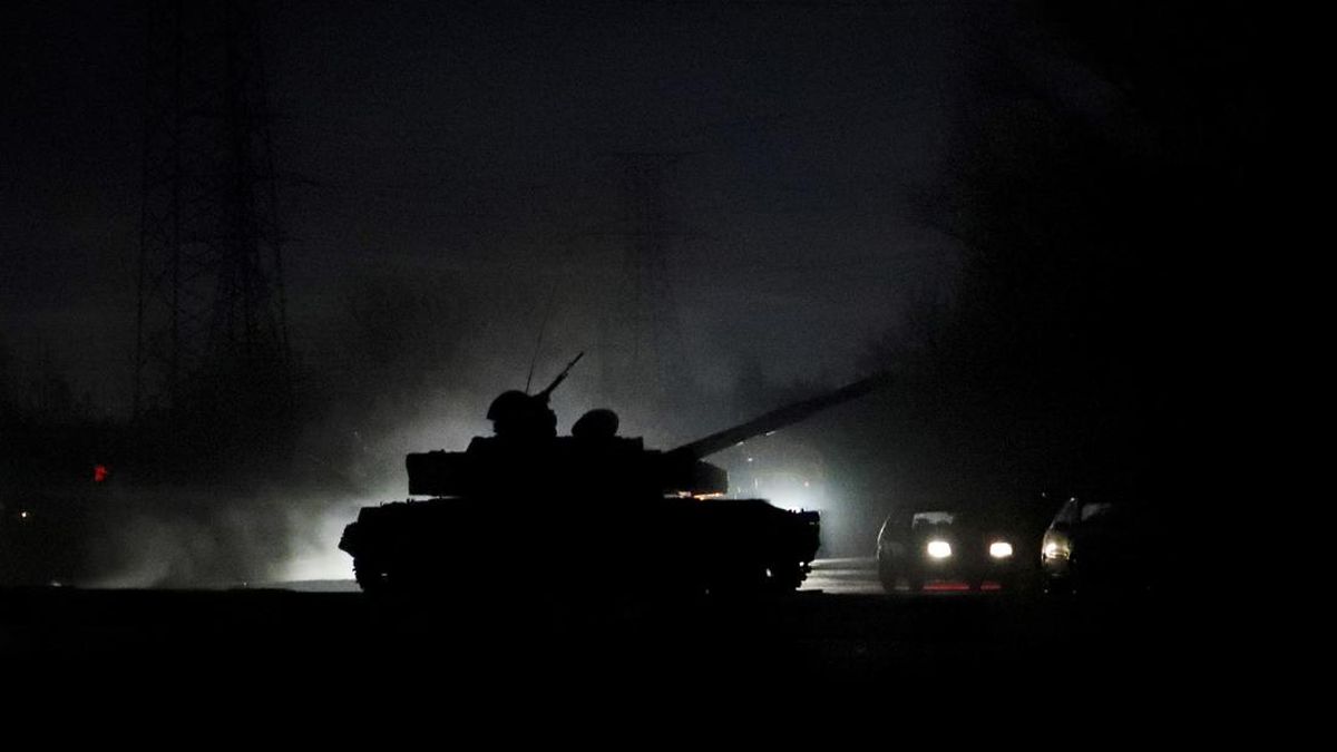 CNNIndonesia's tweet card. Imbas Rusia invasi Ukraina, Netizen menggambarkan sudah terjadi World War 3 atau perang dunia ketiga.