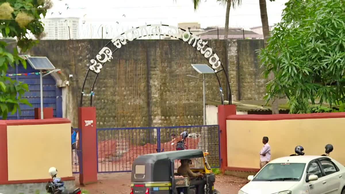 ETVBharatKA's tweet card. ಮಂಗಳೂರಿನ ಕಾರಾಗೃಹದಲ್ಲಿ ಅಳವಡಿಸಿರುವ ಜಾಮರ್​ನಿಂದಾಗಿ ಜಿಲ್ಲಾ ನ್ಯಾಯಾಲಯದಲ್ಲಿಯೂ ನೆಟ್​​ವರ್ಕ್​ ಸಿಗದಂತಾಗಿದೆ.