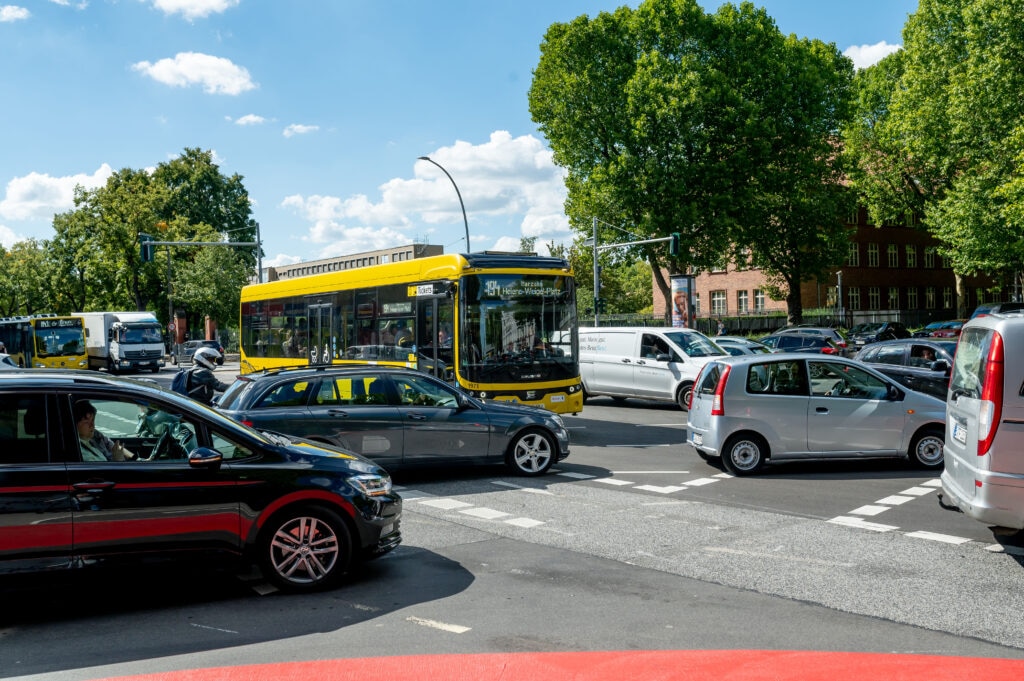 peter_schaar's tweet card. Stau-Chaos auf der A100! Nicht nur Autofahrer stehen still – auch BVG-Busse kommen nicht mehr über die Elsenbrücke. Was das bedeutet …