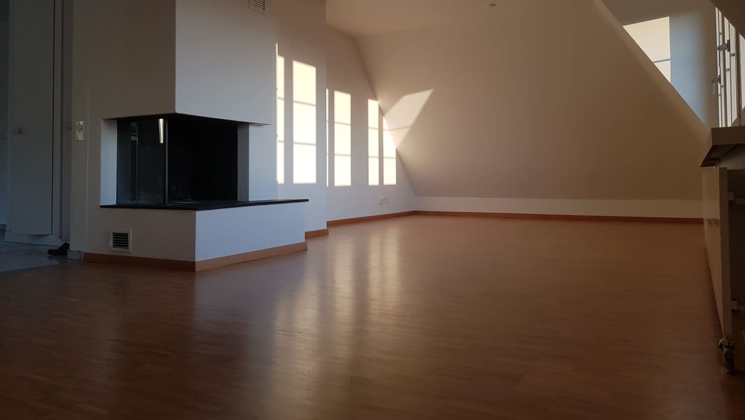 _shaering's tweet card. Es ist absurd! Auf dem Zürcher Wohnungsmarkt herrscht akute Knappheit. Doch eine Vermieterin wird ihre 4-Zimmer-Wohnung im Zürcher Kreis 6 nicht los. Bewerberinnen sind nicht erreichbar oder tauchen...