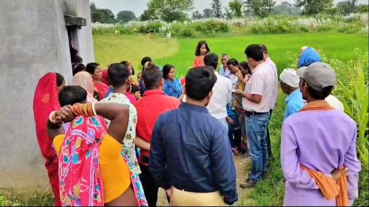 ETVBharatJH's tweet card. कोडरमा के नवलशाही थाना क्षेत्र में मैगजीन हाउस के गार्ड की हत्या का मामला सामने आया है. पुलिस मामले की जांच में जुटी है.