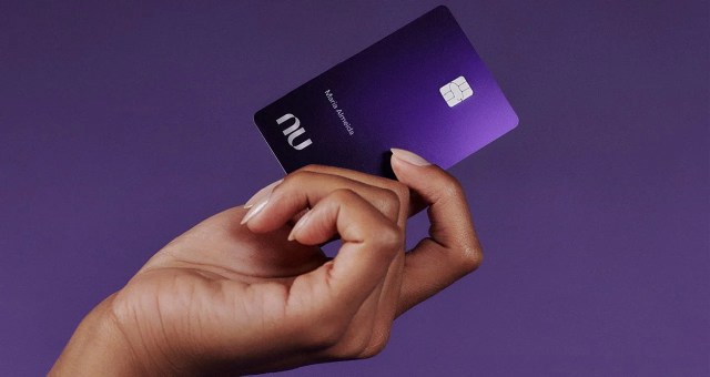 GoogleDiscovery's tweet card. O Nubank está emitindo um alerta importante sobre o Nubank APK, um aplicativo falso que está circulando fora da loja oficial do Google Play. A empresa está