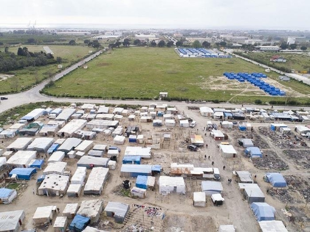 ProgIntl_pt's tweet card. Os/as trabalhadores/as migrantes no Sul de Itália têm estado presos/as em campos superlotados - deixando-os/as expostos/as ao vírus, incapazes de trabalhar e sem qualquer rendimento.