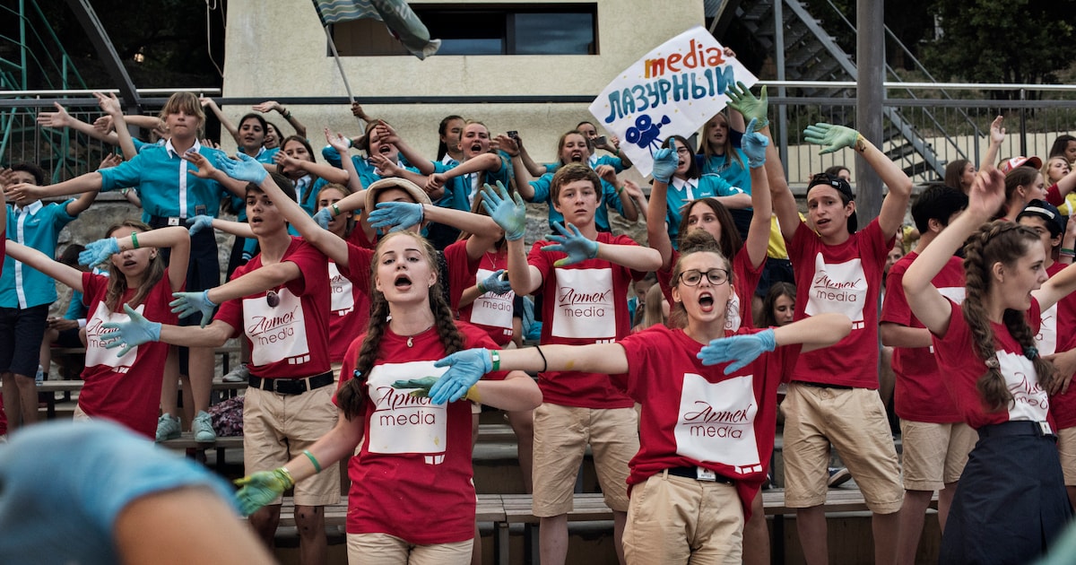 peterdedecker's tweet card. Leerlingen van een Gentse zondagsschool voor Russisch gingen op uitstap naar de bezette Krim, het onderwijsprogramma en de lesboeken komen recht uit Rusland. ‘Smart Start’ krijgt daarvoor steun van...