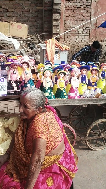 coding_computer's tweet card. अयोध्या में हनुमान गढ़ी मंदिर के पास प्रसिद्ध रामफल को बेचता विक्रेता...