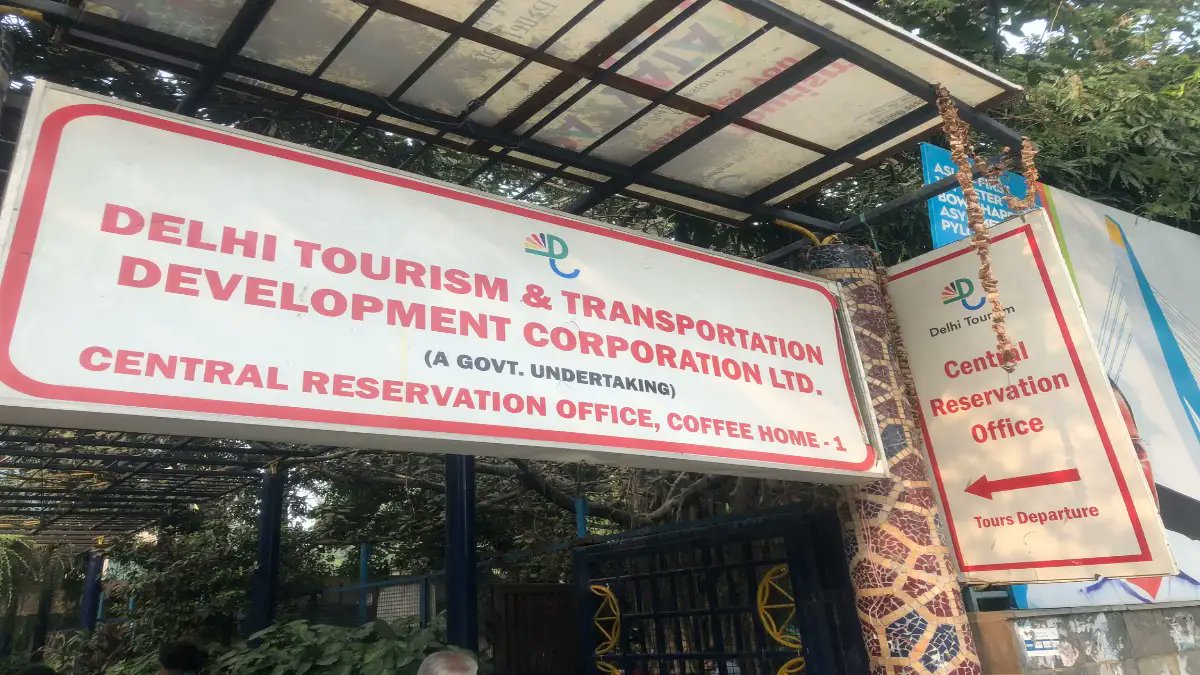 eFreeJobAlert's tweet card. The Delhi Tourism and Transportation Development Corporation (DTTDC) Recruitment 2025 has been announced for 10 Superintending Engineer, Assistant