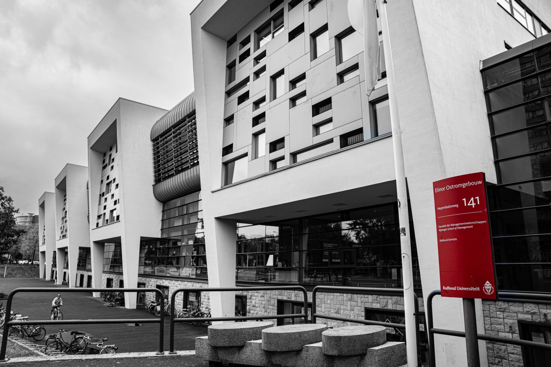 VoxNieuws's tweet card. Na jaren van geld uitgeven, moet de Radboud Universiteit weer fors bezuinigen. Hoe gaan de faculteiten daarmee om? Als ze ergens weten hoe het is om te moeten bezuinigen, is het bij de Faculteit der...