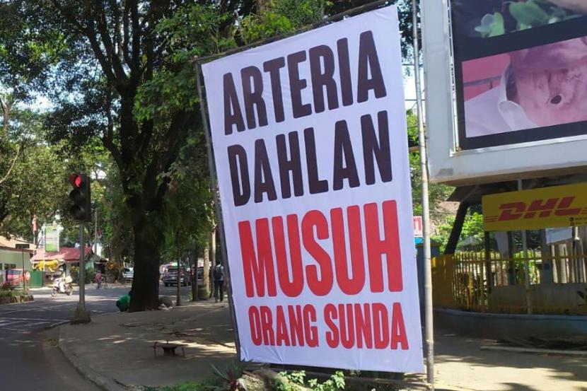 republikaonline's tweet card. Arteria Dahlan memberi kesan bahasa Sunda itu menakutkan