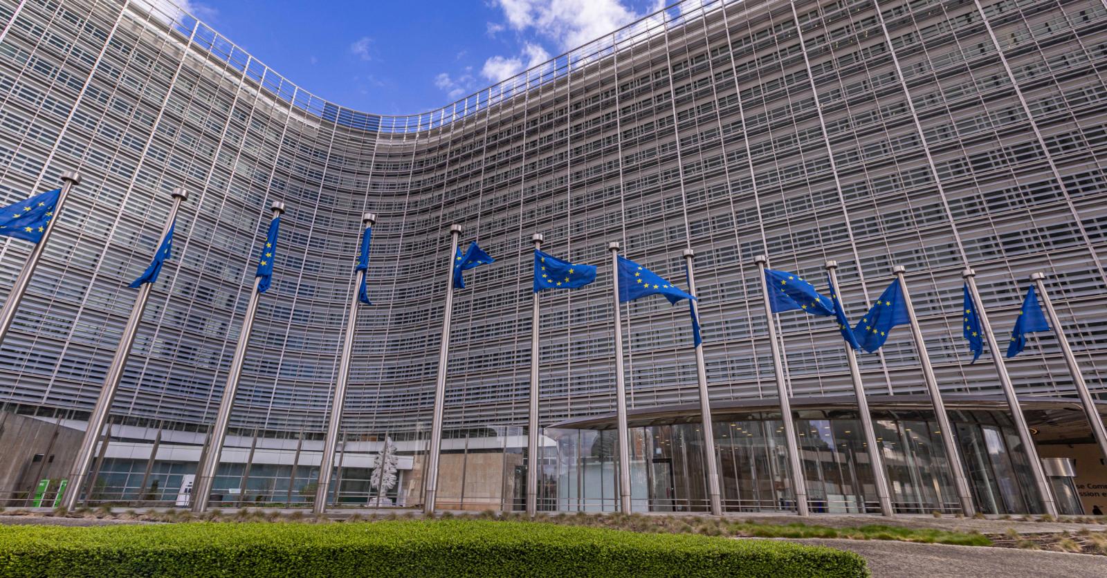 TijlDeBie's tweet card. Het voorstel geeft platformen de optie om vrijwillig te scannen, maar legt diensten via artikel 4 wel op om 'alle passende maatregelen' te nemen wanneer