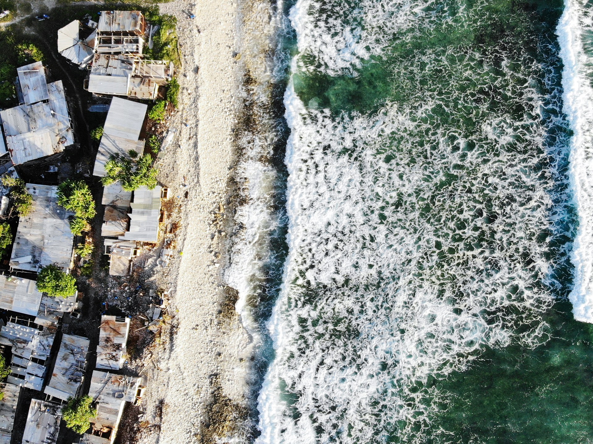 SumusBlog's tweet card. Pacific island nation explores new ways to survive climate change but needs help to build protective sea walls now.