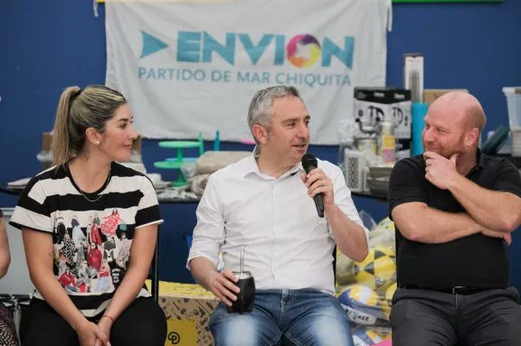 RADIOBRISAS's tweet card. El ministro Andrés Larroque visitó Mar Chiquita, en donde encabezó actividades con jóvenes del Programa Envión y presentó herramientas de crédito de Fuerza Solidaria para fortalecer a cooperativas...