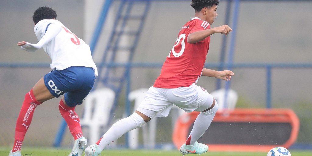 _yukikaze's tweet card. João Gabriel atua no time sub-17 e já tem idade para assinar o primeiro vínculo profissional