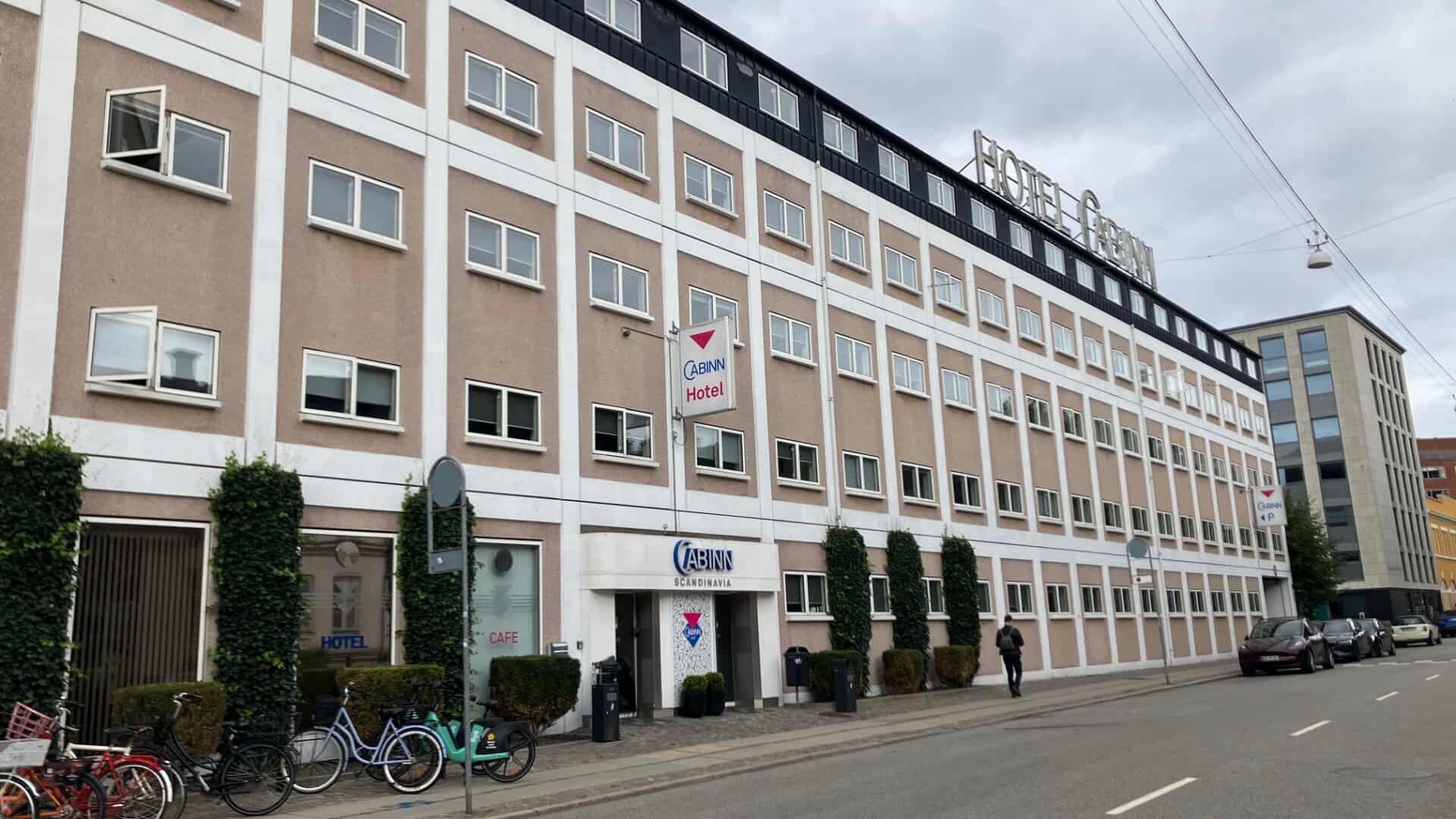 MoAnja2's tweet card. En kvinde blev holdt fast på et badeværelse på et hotel på Frederiksberg, hvor hun forgæves kæmpede for at slippe fri, mens tre mænd – én efter én – voldtog eller forsøgte at voldtage hende. Nu er de...