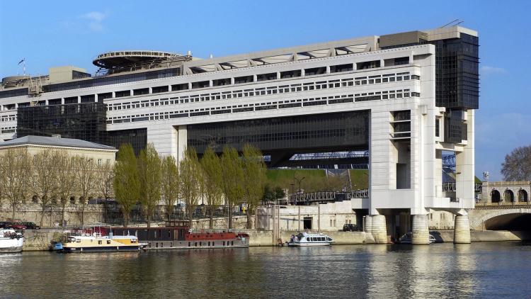 ArnaudDoub40977's tweet card. Selon un sondage de l’institut CSA pour CNEWS, Europe 1 et le JDD publié ce jeudi, 76% des Français affirment qu’il faut réduire en priorité les dépenses publiques