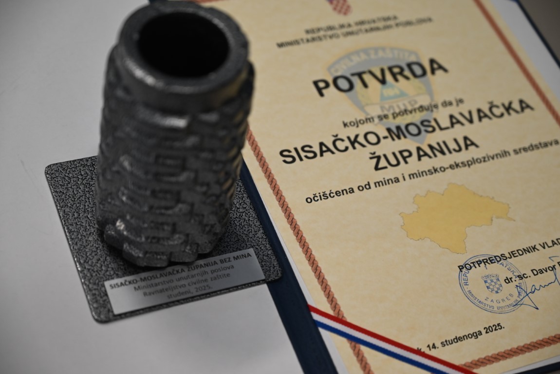 DrazenJurmanov1's tweet card. Sisačko-moslavačka županija službeno je proglašena potpuno razminiranom, a Hrvatska do kraja 2025. završava uklanjanje svih mina. Predstavljeni rezultati projekta CROSS II i ulaganja od 1,17 milija...