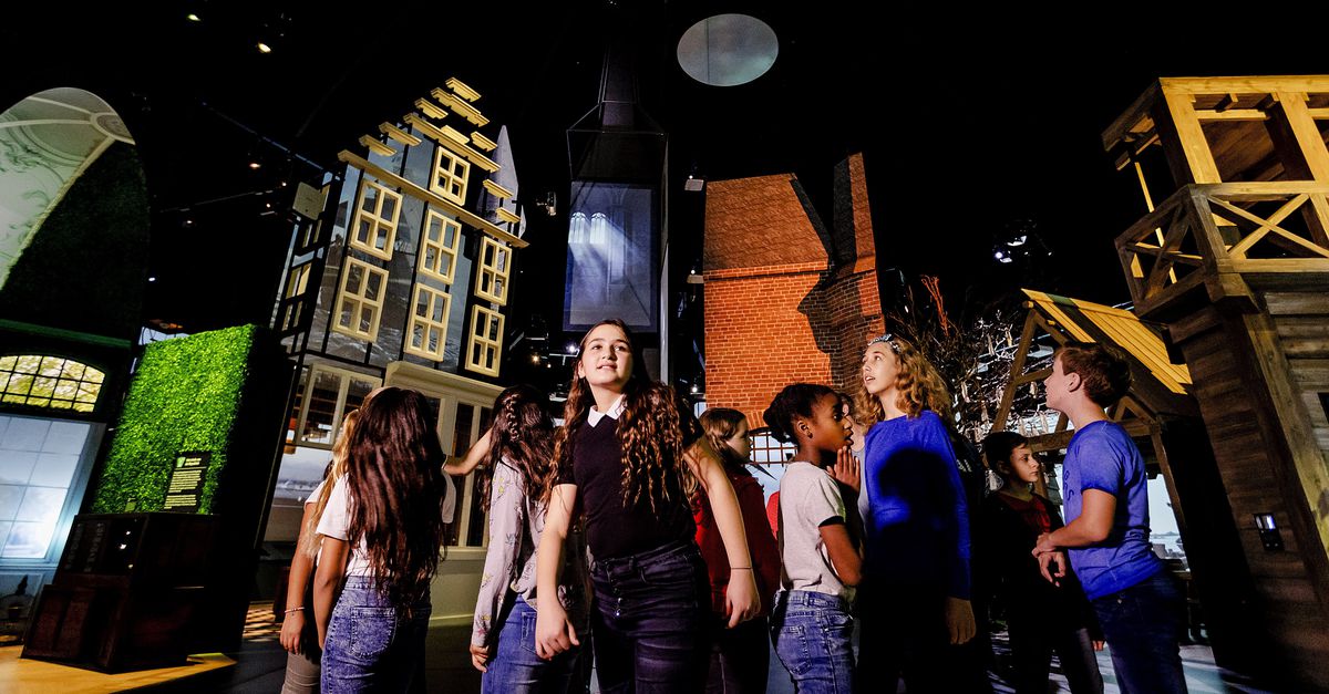 BartFunnekotter's tweet card. Geschiedenis: Het Openluchtmuseum in Arnhem stopt met de tentoonstelling over de Canon van Nederlandse geschiedenis. Betrokkenen zijn niet blij.