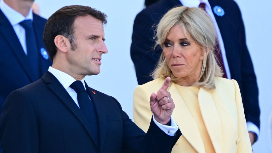 AgatheIrene's tweet card. Emmanuel et Brigitte Macron ont assisté au traditionnel défilé du 14-Juillet ce matin à Paris. En arrivant à la tribune, où siégeait le Premier ministre indien Narendra Modi, Emmanuel Macron a fait...