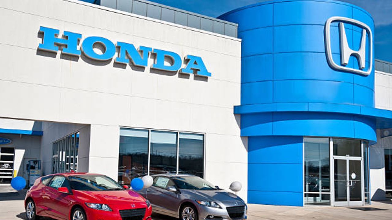 tv9gujarati's tweet card. હોન્ડાએ જણાવ્યું હતું કે જે વાહનોના મોડેલોમાં એન્જિનની સમસ્યા છે તેમના માલિકોનો માર્ચમાં ઇમેઇલ દ્વારા સંપર્ક કરવામાં આવશે. આ મેઇલમાં તે કાર માલિકોને કહેવામાં આવશે કે તેઓ તેમના વાહનો હોન્ડાના અધિકૃત...