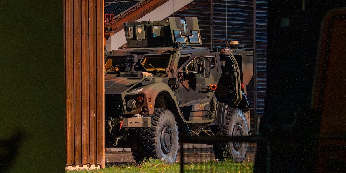 msarigu72's tweet card. Polizia ed esercito non si sono capiti, e si sono sparati addosso