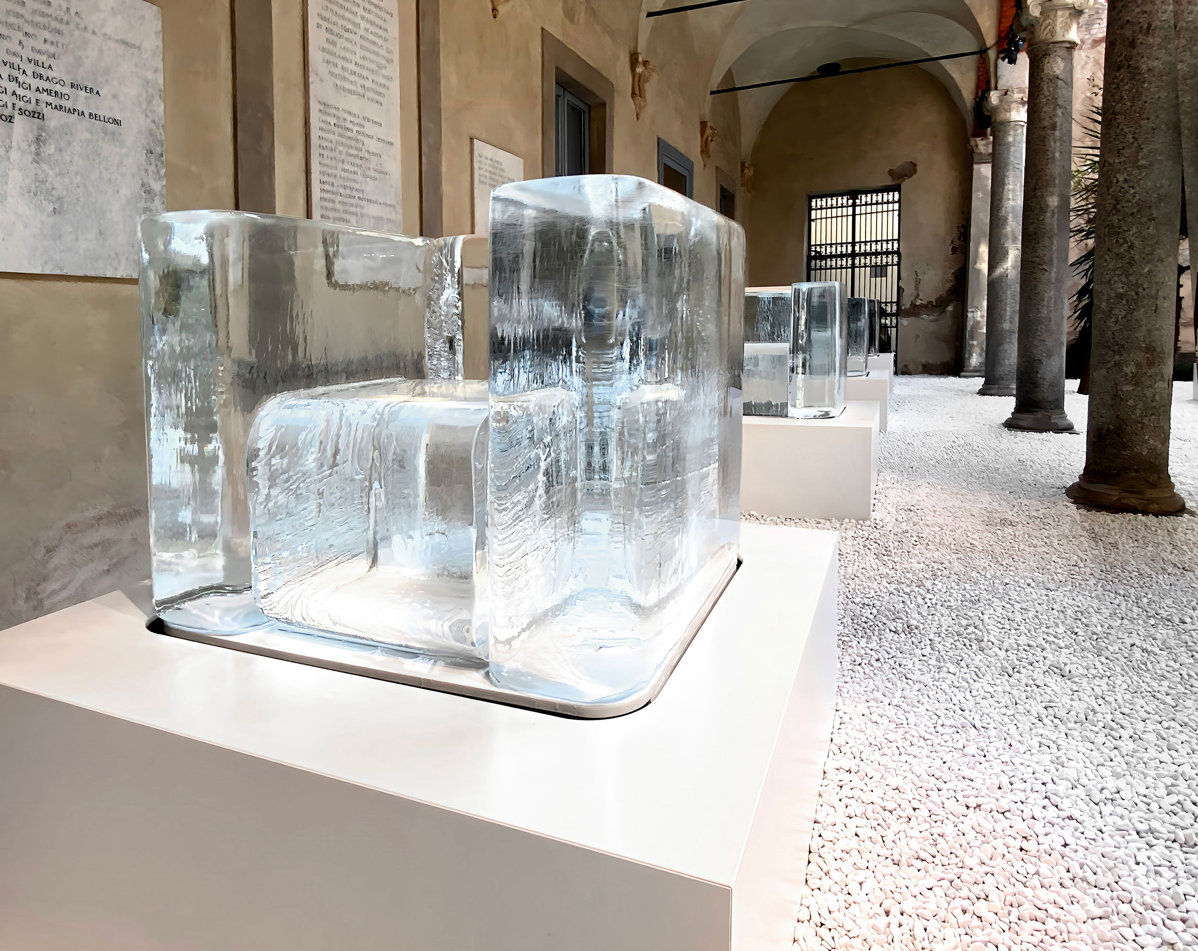 TokujinYoshioka's tweet card. 吉岡徳仁がデザインした「氷の椅子『Aqua Chair』」です。 ミラノデザインウィーク2025で発 […]